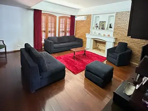 Casa en Venta en 2 plantas con jardín y pileta - Loria 784