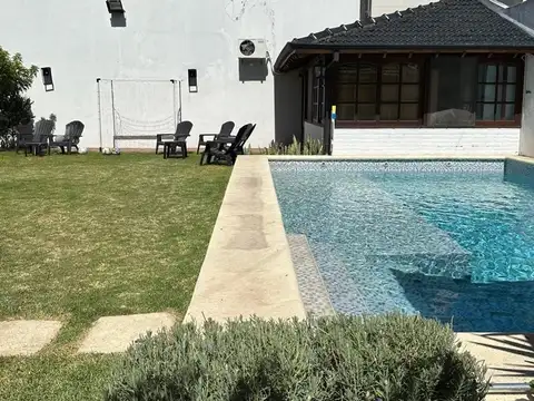 Casa en Venta en 2 plantas con jardín y pileta - Loria 784