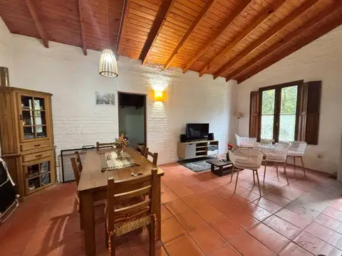 Casa 4 ambientes con 2 baños