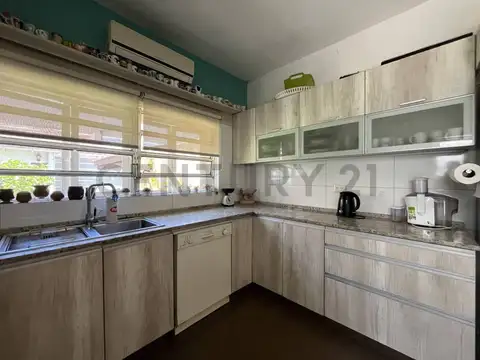VENTA DE CASA EN CASTELAR, 5 AMBIENTES Y 3 BAÑOS