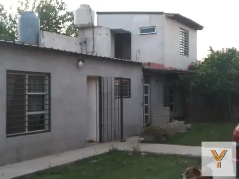 Casa en venta - 2 Dormitorios 2 Baños - Cochera - 235Mts2 - Berazategui