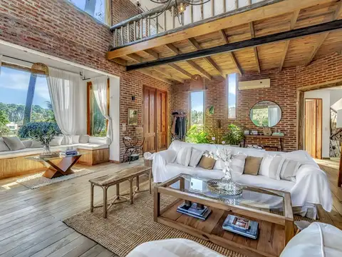 Casa en Alquiler con 1 cochera