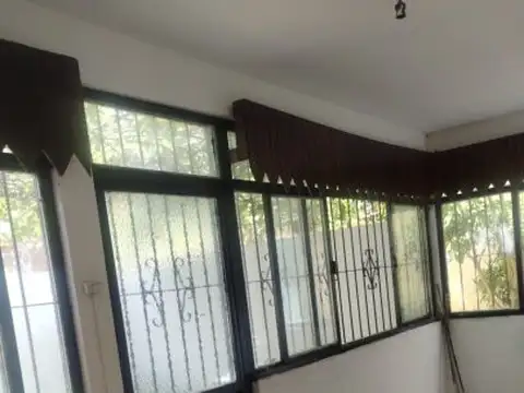 Amplia Casa con Cochera, Patio Propio con Parrilla y Terraza