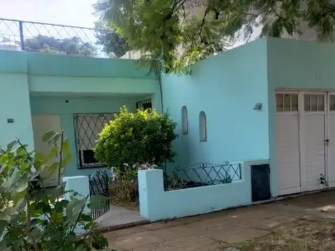 Amplia Casa con Cochera, Patio Propio con Parrilla y Terraza