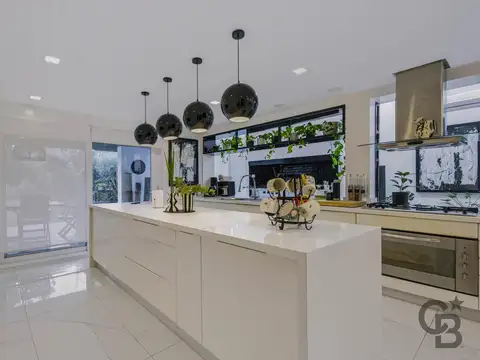 Casa de 4 dormitorios en Club de Campo ABRIL - Barrio El Molino