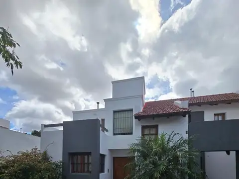 VENTA CASA DE CATEGORÍA 3 DORM EN B° LAS ROSAS