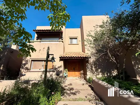 Venta Casa 5 dormitorios más dependencia de servicio jardín con pileta Country Aldea Lago Fisherton