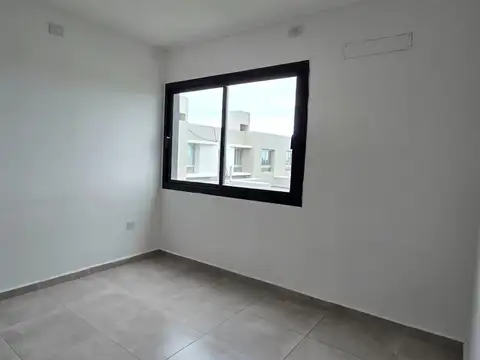 Casa en Alquiler con 2 cocheras