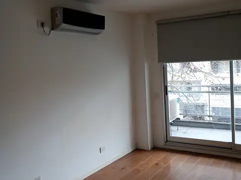 Alquiler monoambiente al frente con balcón