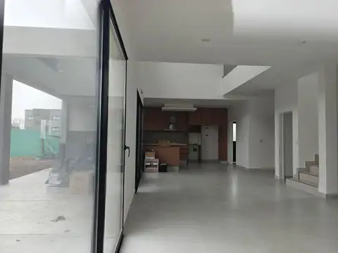 Casa con pileta 5 ambientes en Pilar del Este Santa Elisa