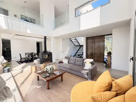 Casa en Venta con 6 cocheras
