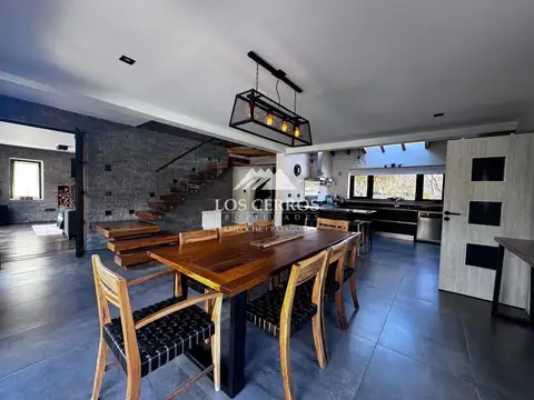 Casa en Venta con 2 cocheras