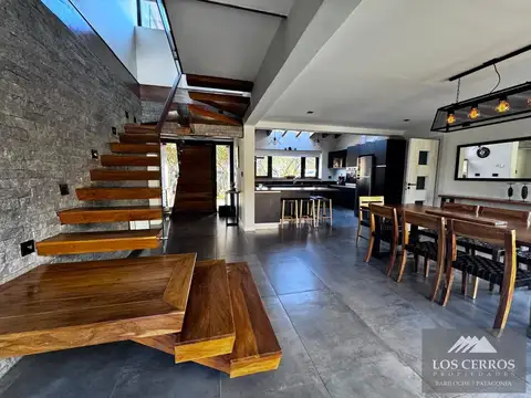 Casa en Venta con 2 cocheras