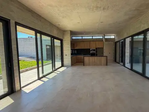 Casa 4 ambientes con 5 baños