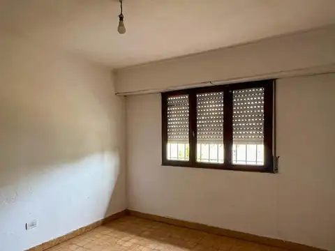 CASA DE 4 AMB. CON GARAGE, PATIO MAS DEPARTAMENTO DE 2 AMB.
