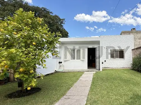 Venta de casa 5 ambientes con parque apta crédito, Caisamar, Mar del Plata.