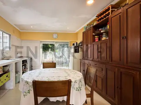 Venta de casa 5 ambientes con parque apta crédito, Caisamar, Mar del Plata.