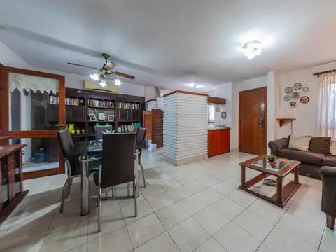 Casa 7 ambientes con 2 baños