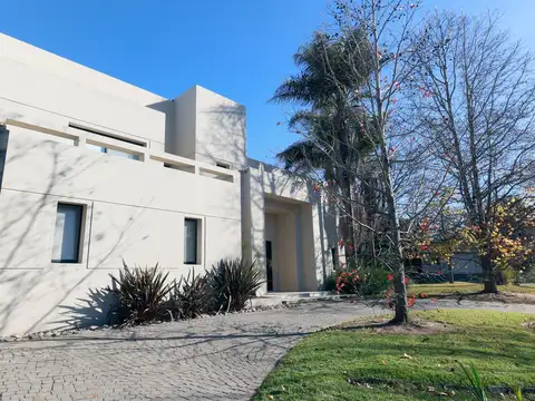 Casa en Venta con 2 cocheras