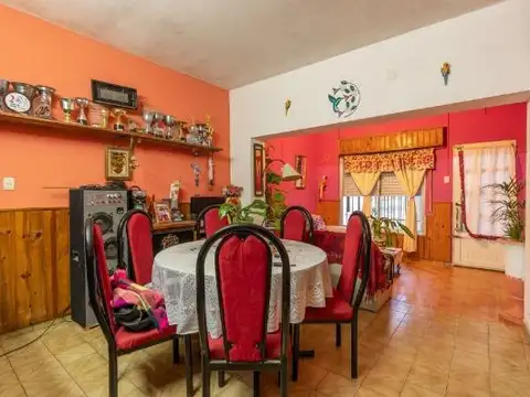 VENTA - Casa 2 dormitorios, patio verde y cochera cubierta - Villa Felisa, San Lorenzo.