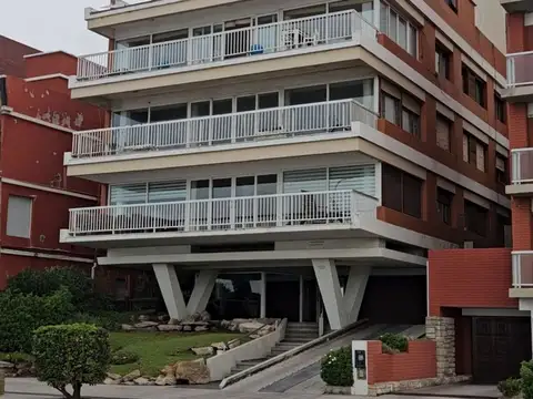 Piso 7 ambientes de categoria frente al mar en La perla