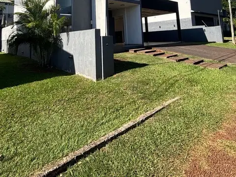 EXCLUSIVA CASA EN VENTA EN BARRIO PANAMBI DE 3 DORMITORIOS