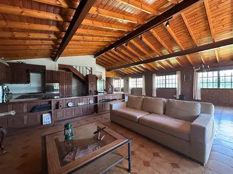 Casa en Alquiler con 2 cocheras