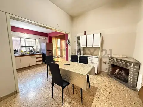 VENTA CASA 3 AMBIENTES EN LANÚS CON COCHERA Y QUINCHO