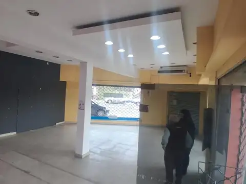EXCELENTE LOCAL FRENTE A LA ESTACION DE PADUA