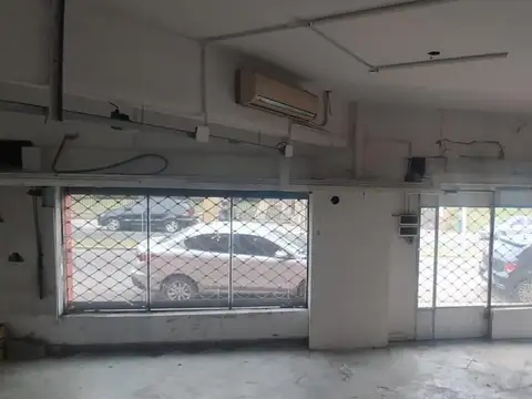 EXCELENTE LOCAL FRENTE A LA ESTACION DE PADUA
