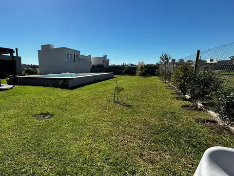 VENTA - CASA DE DOS DORMITORIOS CON COCHERA Y PILETA - FUNES, DON MATEO