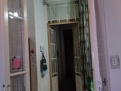 Departamento al frente estilo francés en venta.