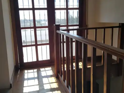 Amplio local con vivienda a mts. calle comercial principal 