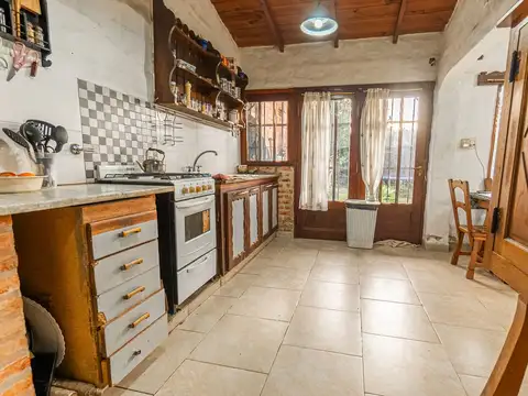 Casa 4 ambientes con 2 baños