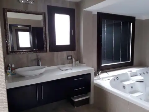 Casa en Venta con 4 cocheras