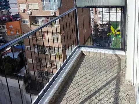 MONOAMBIENTE SUPER LUMINOSO CON BALCON Y COCINA SEPARADA