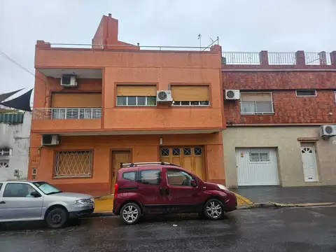 Excelente Casa c/gge. 5 amb en dos plantas + terraza.