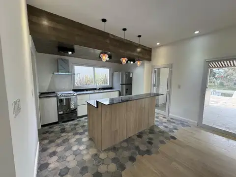 Casa en Venta con 3 cocheras