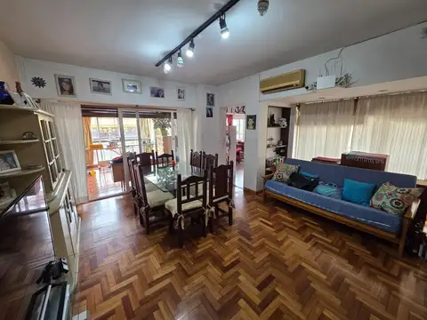 6 ambientes c/ quincho y balcón, terraza en último piso