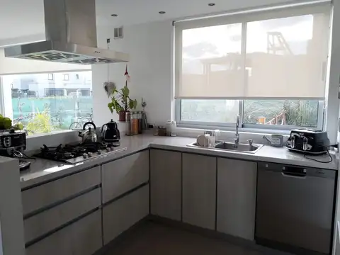 Casa en Alquiler con 2 cocheras