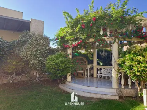 Casa en Alquiler con 1 cochera