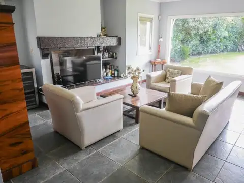 Casa 8 ambientes con 4 baños