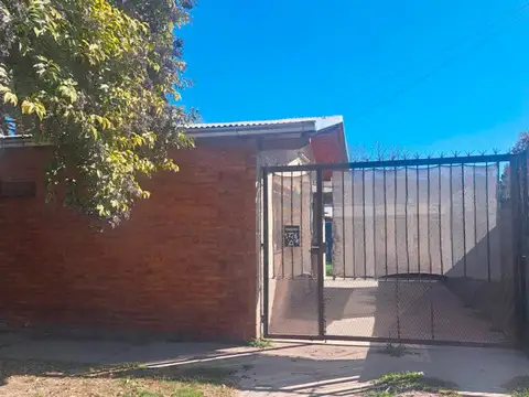 PRÁCTICA CASA 2 DORMITORIOS CON PATIO EN PUEBLO ESTHER