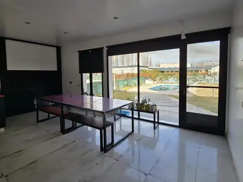 Casa en Venta con 2 cocheras