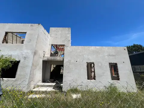 Casa 5 ambientes con 3 baños