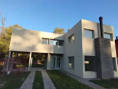 Casa en venta - 2 Dormitorios 2 Baños - 650Mts2 - La Arbolada, Berazategui