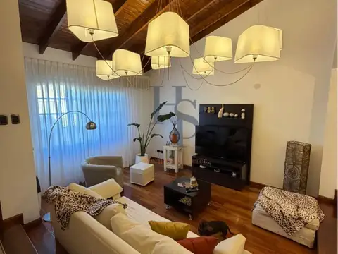 Casa en Venta 4 ambientes Bernal