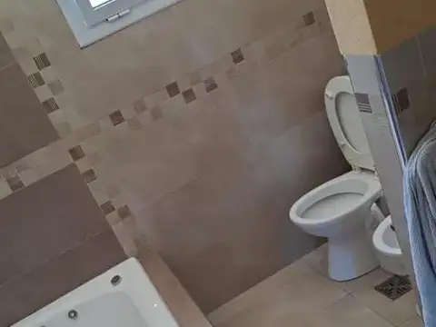 Casa 4 ambientes con 2 baños