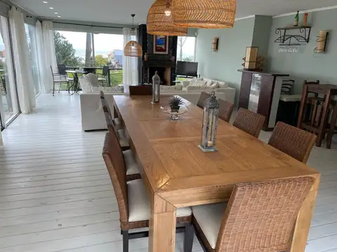 Casa 6 ambientes con 4 baños