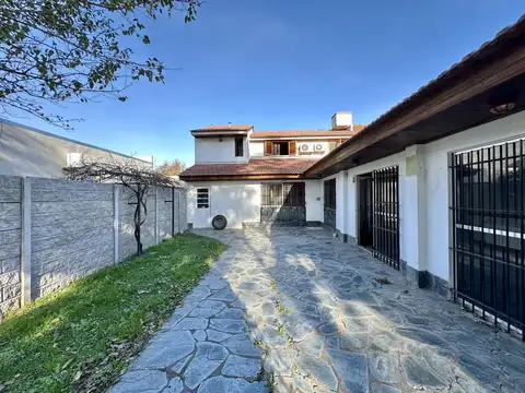 Casa en Venta con 3 cocheras